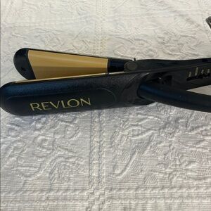 Revlon Black and Gold Styling Tool 2” flat iron
